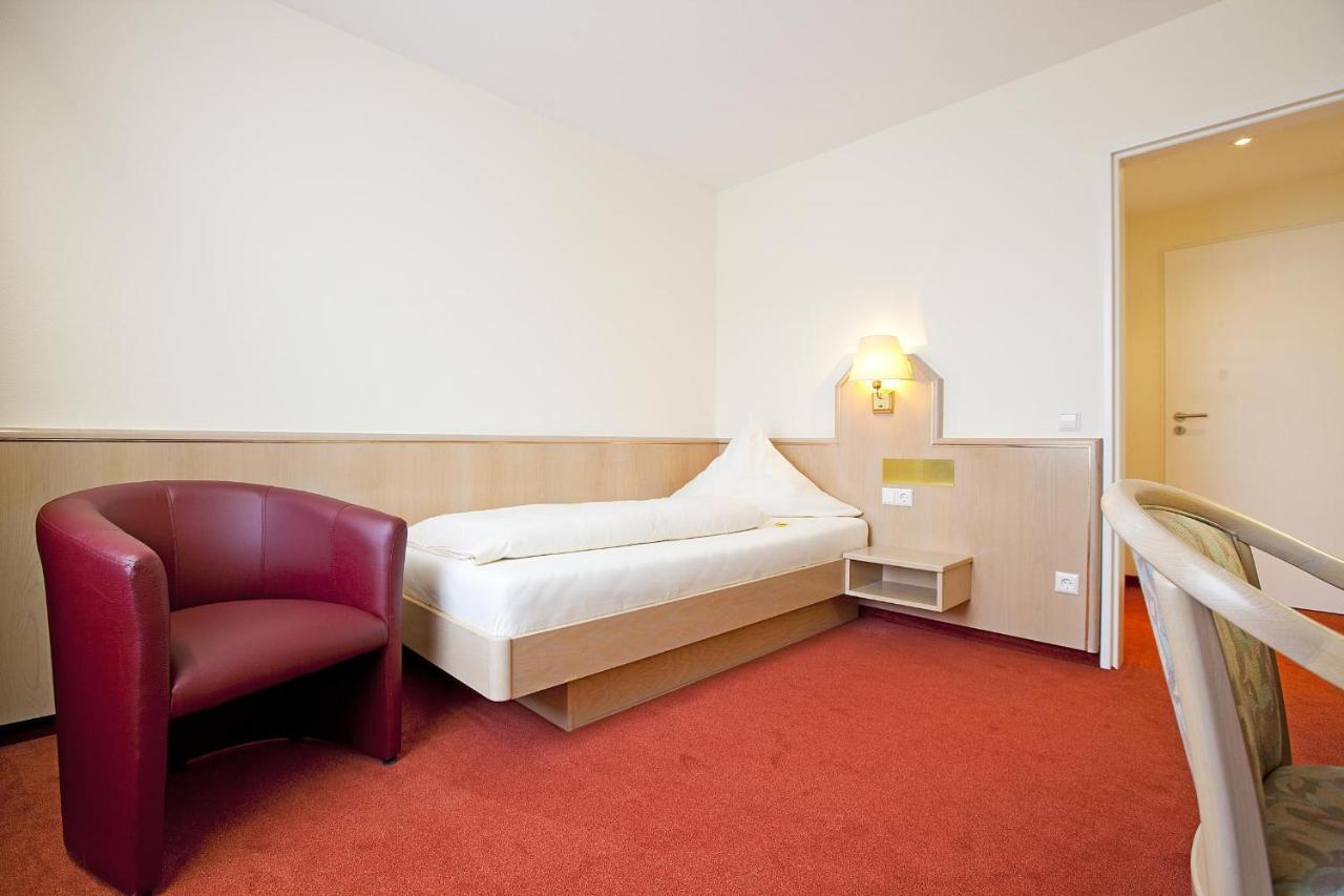 Hotel Hirsch Леонберг Номер фото